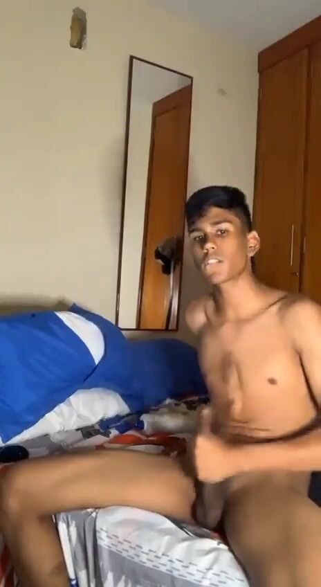 Twink brasileiro quente punheta sem gozo pt1