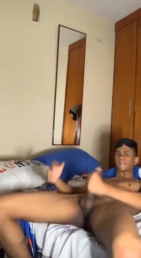 Heißer brasilianischer twink wichst und spritzt ab - pt2