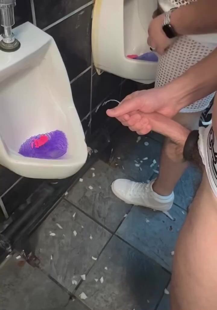 Twink daddy sees muscle stud pissing cum at urinal