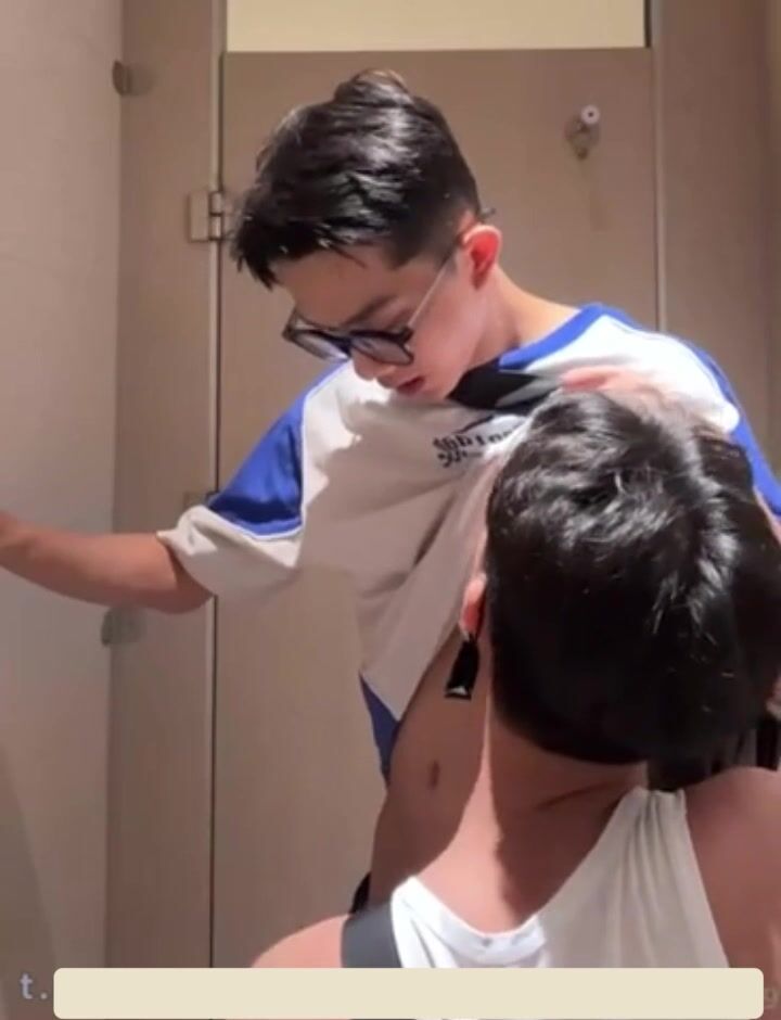 Dois paus grandes de adolescentes fodem sem capa uns twinks