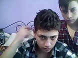 Dois garotos na cam: um com olhos lindos