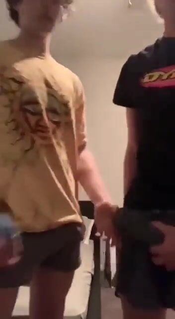 两个兄弟在摄像头前炫耀漂亮的鸡巴