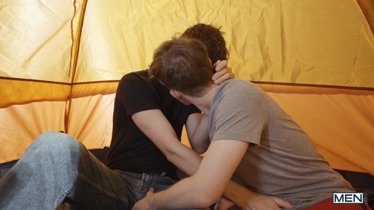 Zwei twinks im zelt wollen hart ficken
