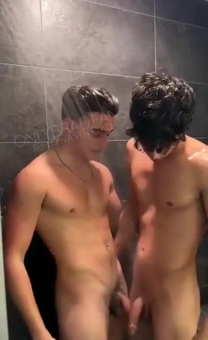 Rapazes nus tomam banho juntos