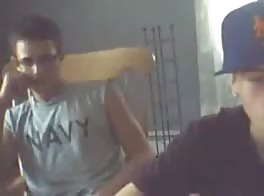 二人のゲイの男が勃起する