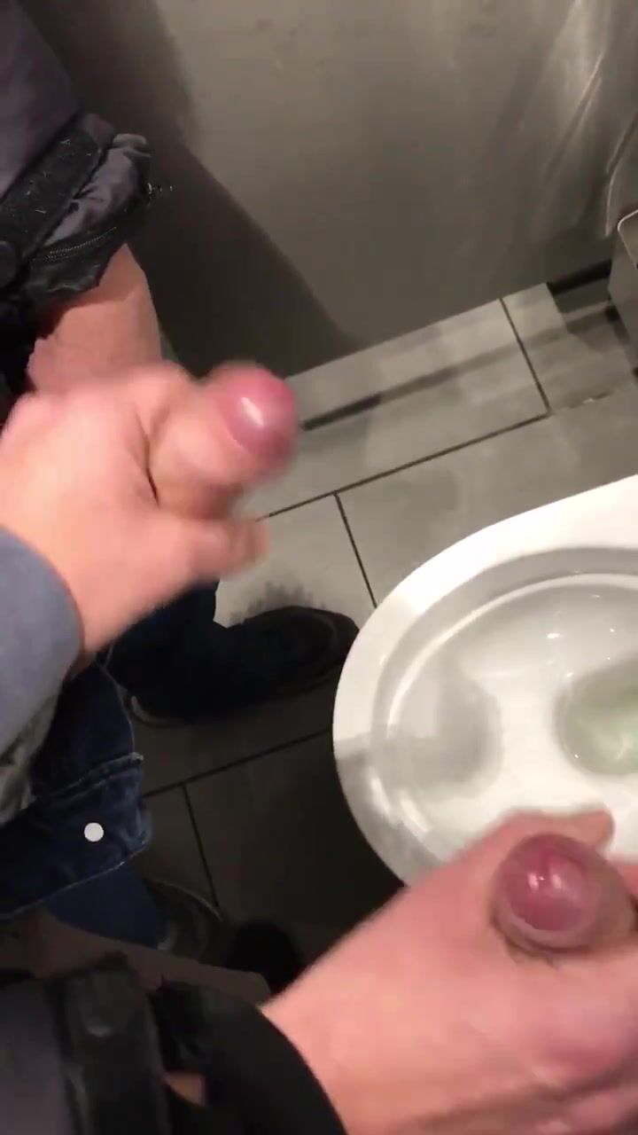两个同性恋在男厕所互相手淫并射精