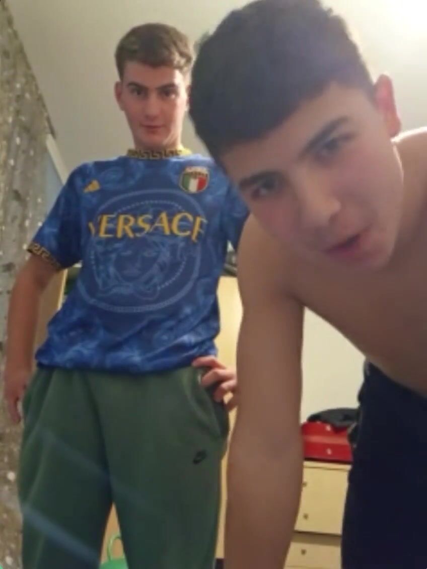 Zwei griechische freunde zeigen sich