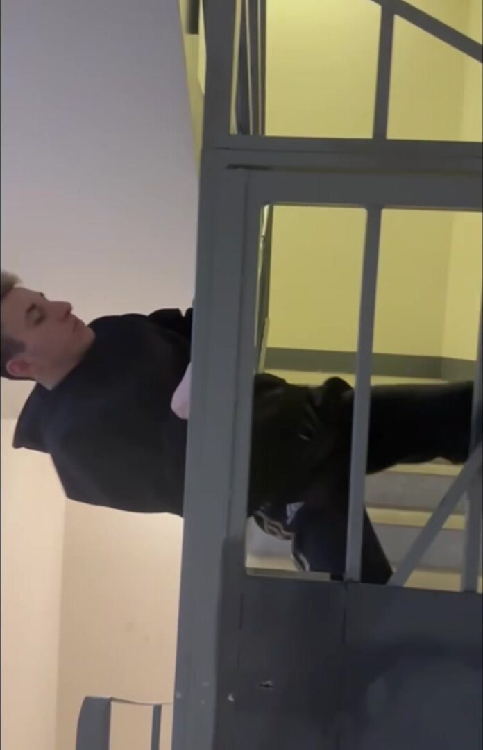 Ado et daddy musclé chevauchement bareback sur les escaliers