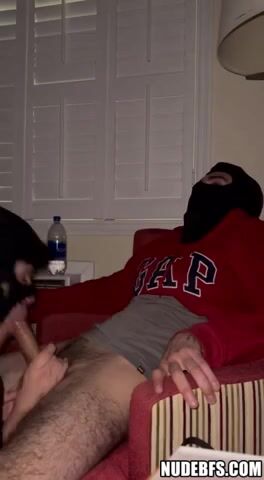 Dos jovencitos enmascarados montan la polla musculosa de papá