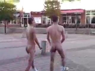 Deux ados nus défilent à stockholm
