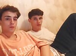 Dünne jungs teasen auf der webcam