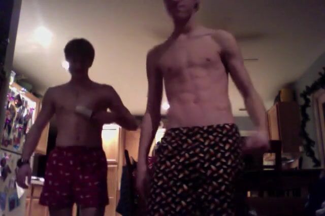 Adolescentes héteros comparam corpos de cueca boxer