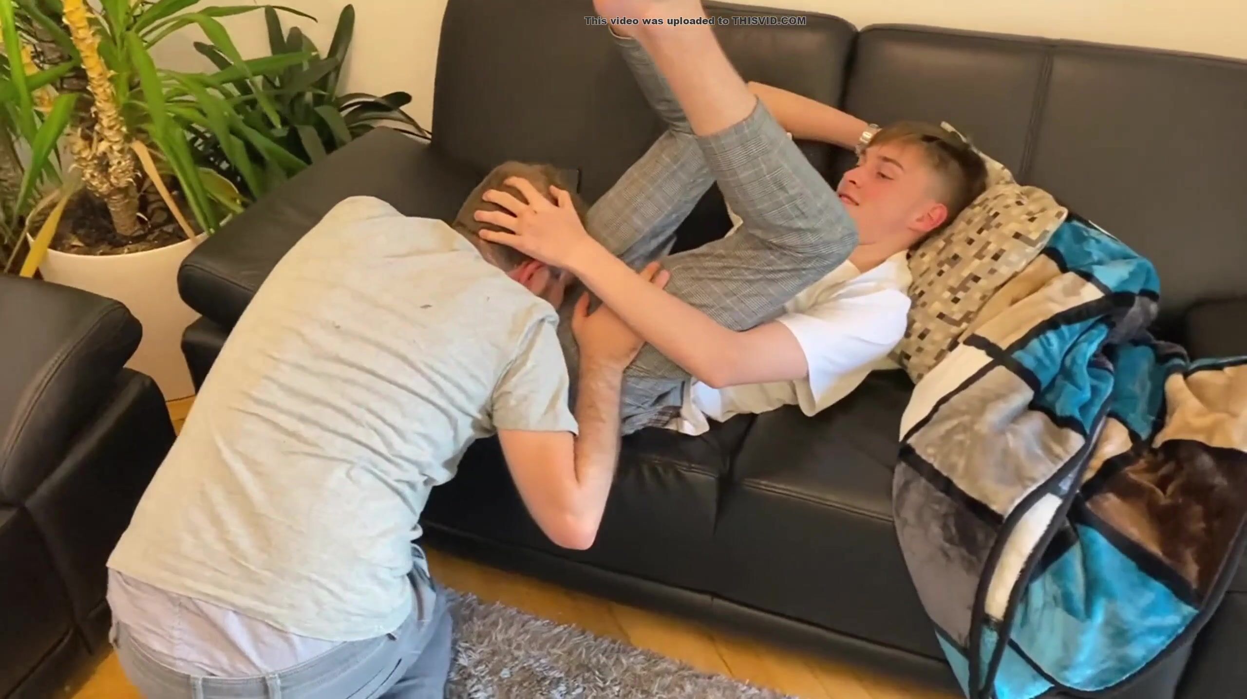 Minets se font lécher les pieds