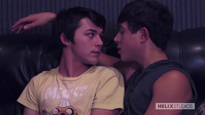 Chicos jóvenes se enamoran y follan juntos
