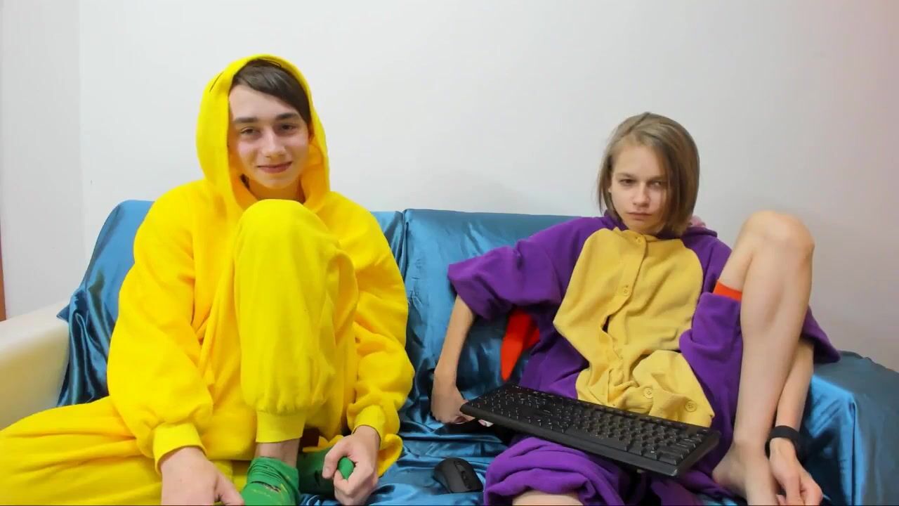 Deux ados très mignons baisent