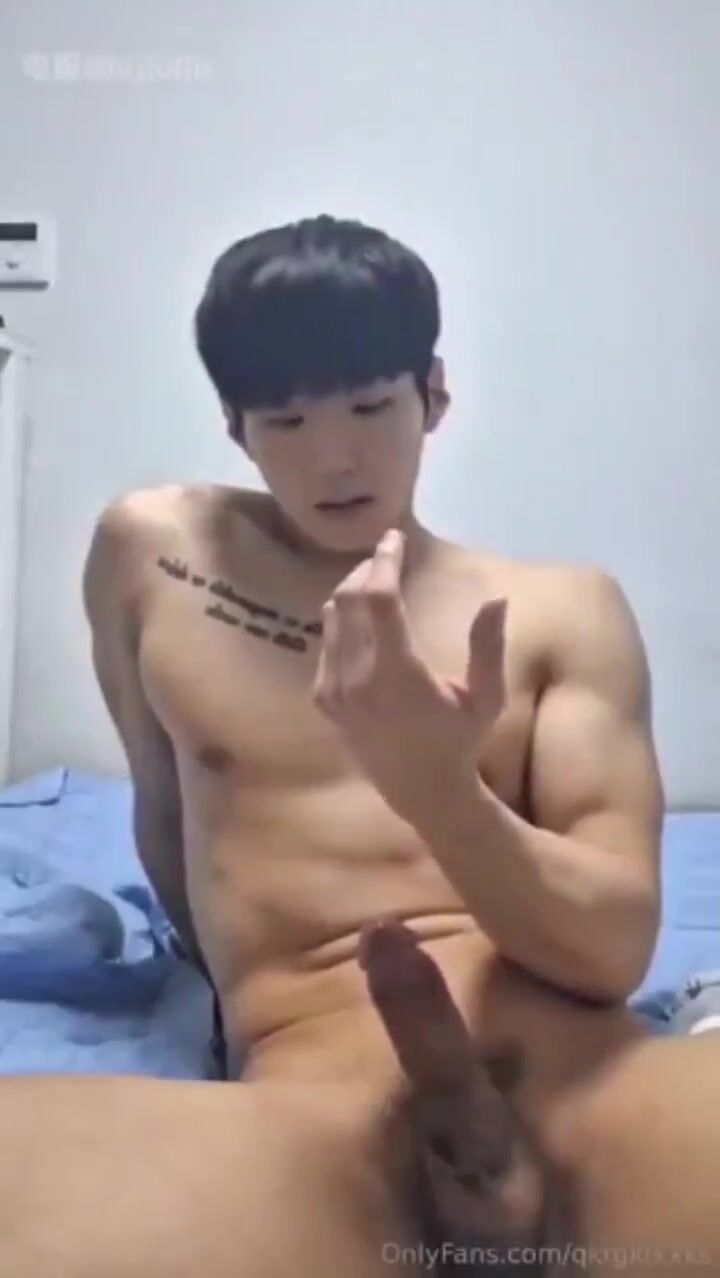アジア系筋肉君が生チンコ見せる