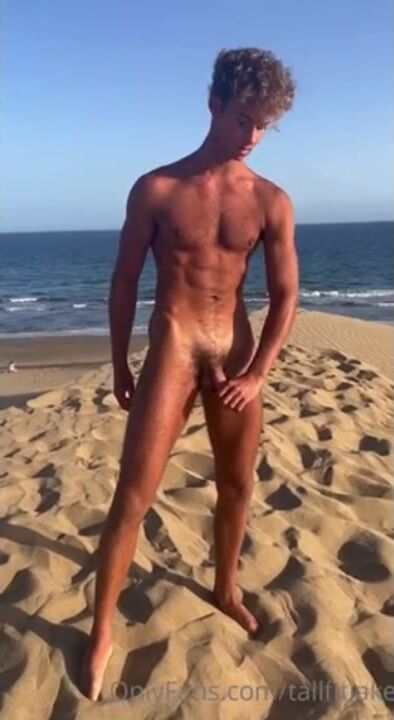 Adorable ado musclé jouit fort à la plage