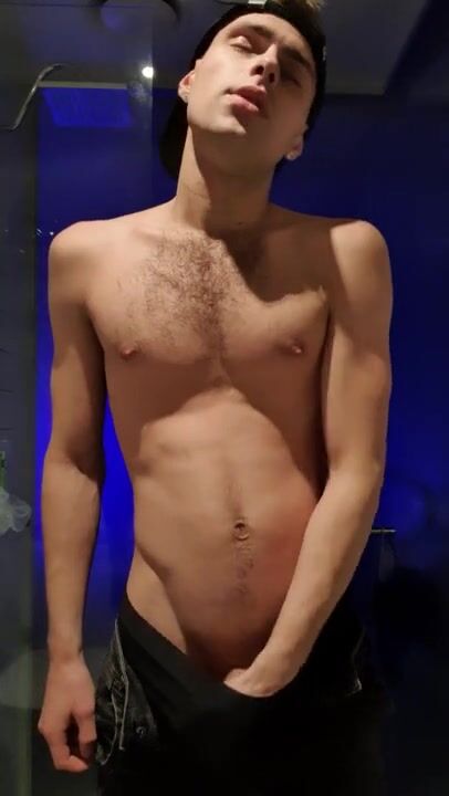 Twink wichst schwanz vor der dusche