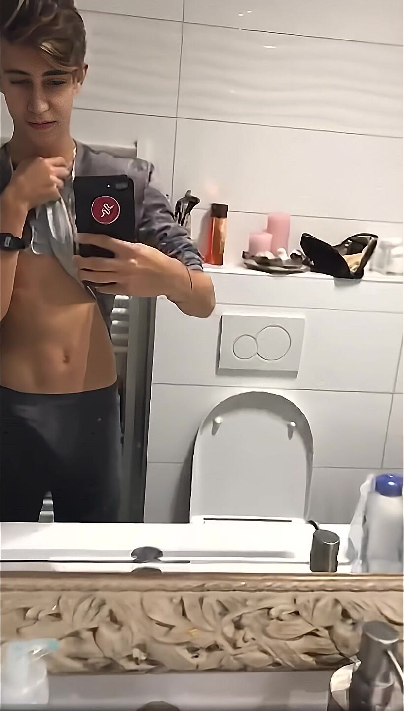 Polla sin cortar se folla a un twink sin condón
