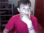 Solo teenager-junge wichst unbeschnittenen schwanz vor der cam
