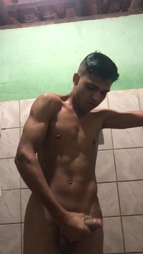 Chico latino musculoso se masturba la polla sin circuncidar y se corre