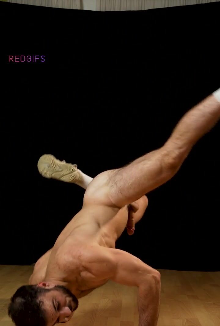 Sement牡 musculoso sin cortar hace breakdance desnudo y duro (sin so...