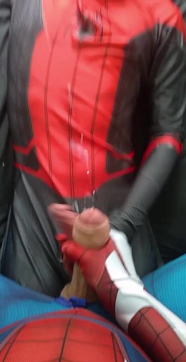 包皮チンポのスパイダーマンがシコって射精