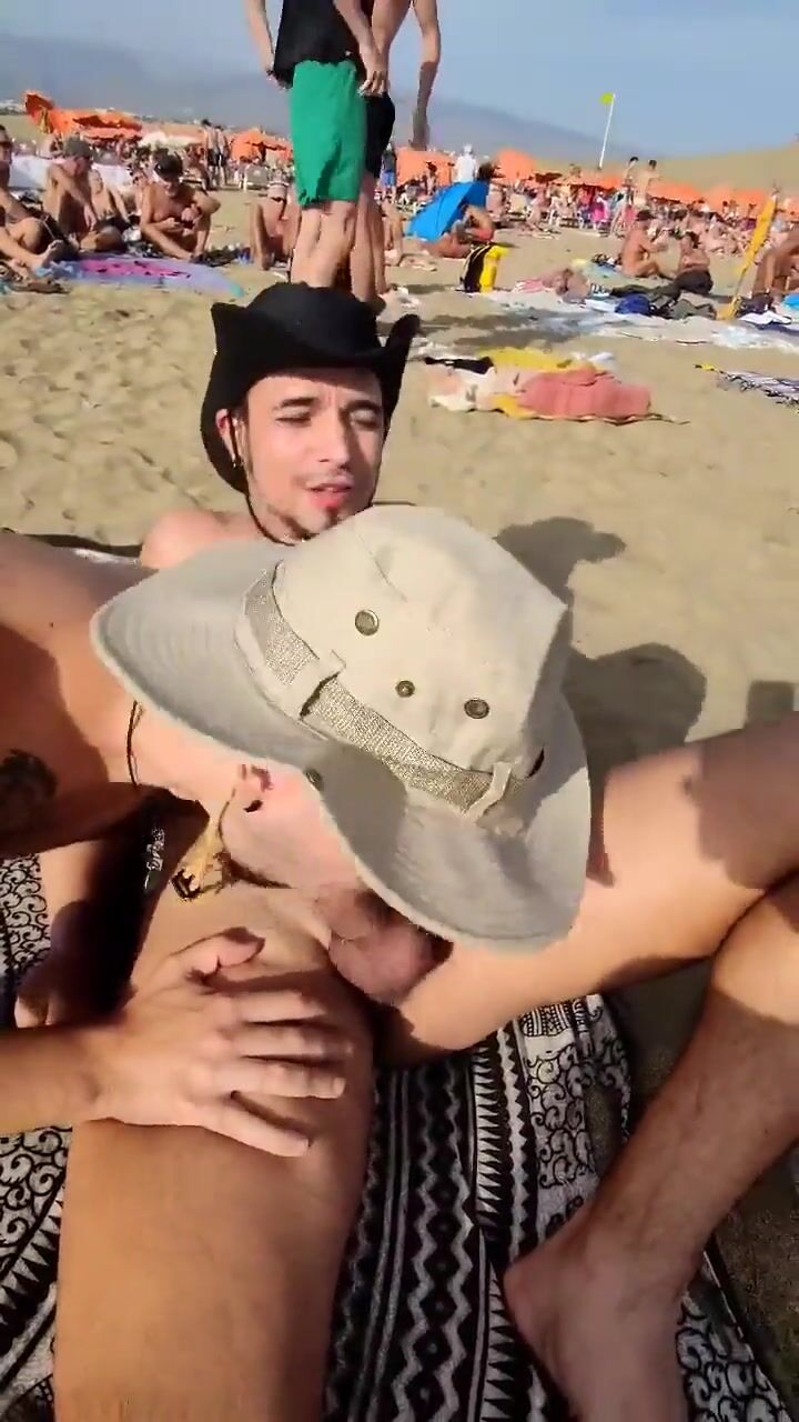 Minet en chapeau de cowboy suce queue non circoncise sur plage publ...