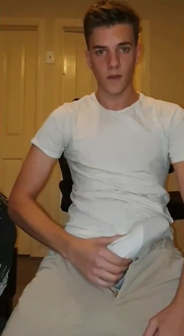 Ado en t-shirt blanc branle sa bite non circoncise et jouit