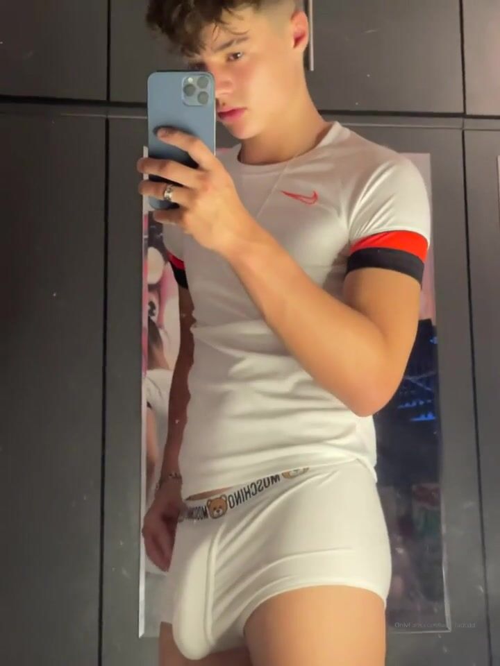 未割包茎 twink 在镜子前挥舞他的生鸡巴