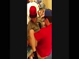 セクシーなゲイボーイズが激しいセックスをする
