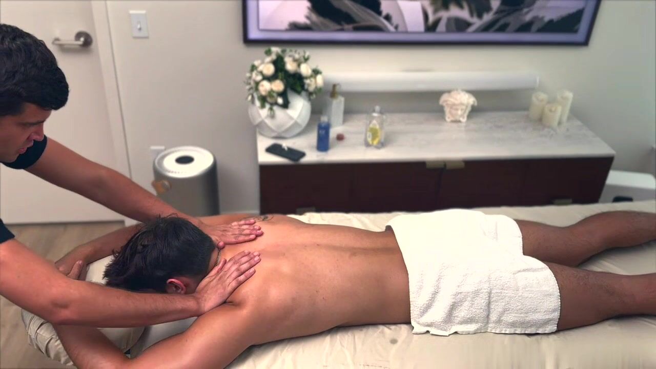 Muscle twink gets sensual massage from hung daddy