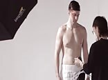 Junge männliche models präsentieren sich in einzigartiger porno-per...