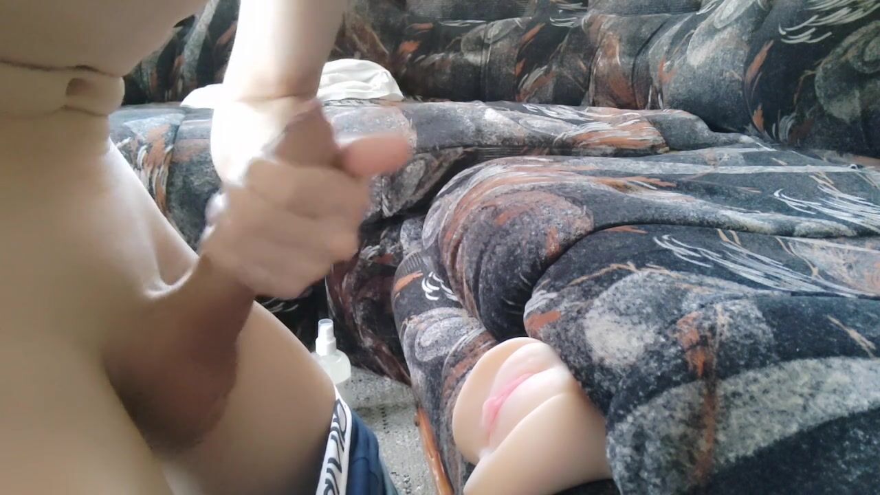 Brinquedo termina em gozada sem camisinha
