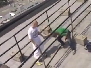 на крыше: горячие гей-порно видео