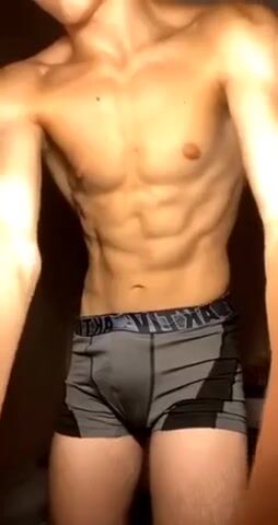 Papá musculoso twink a pelo striptease