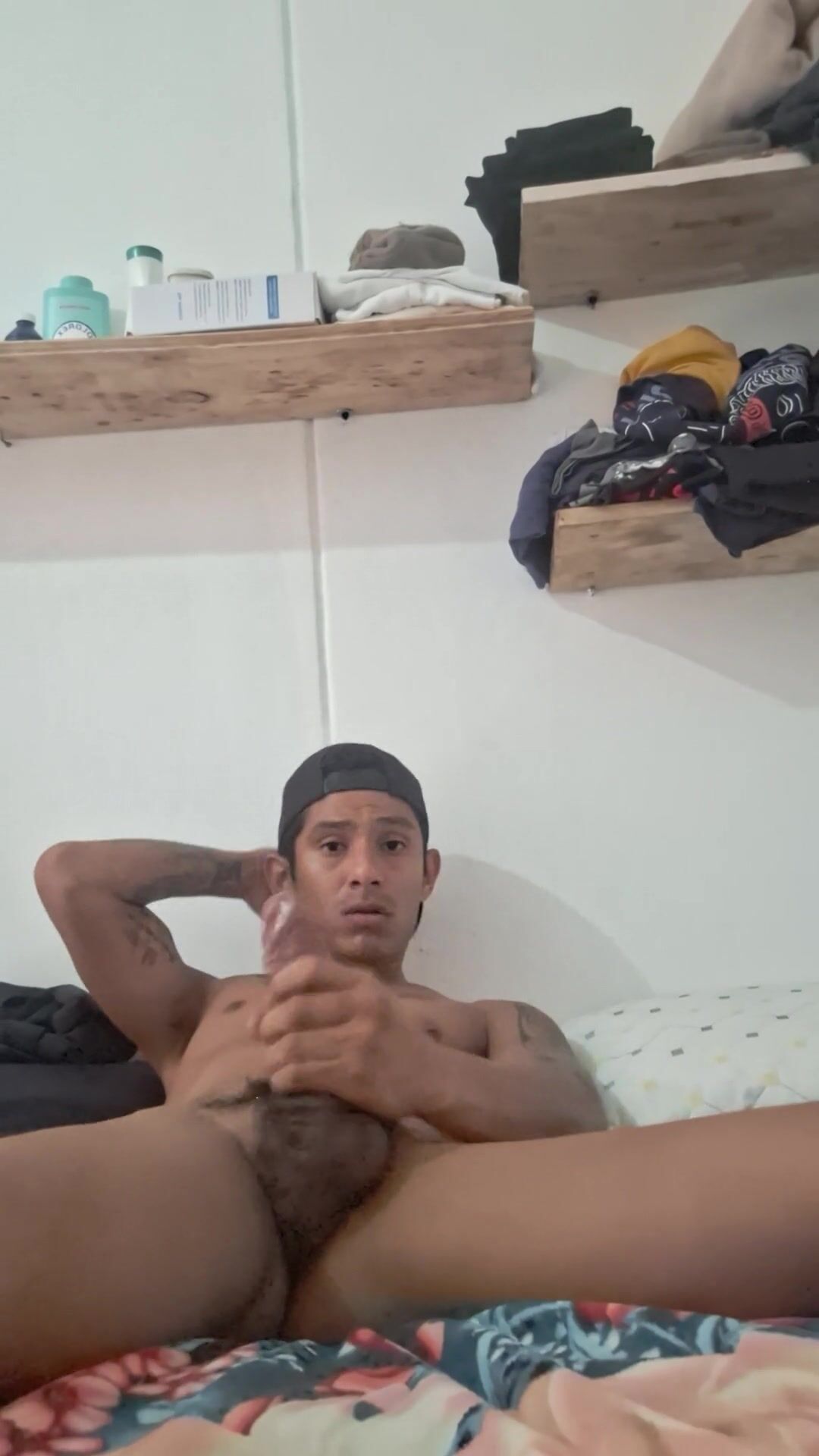 单飞射精：小嫩男无套榨干爸爸肌肉大屌