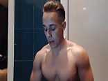 мускулистый парень показывает толстый член на камеру (hd)