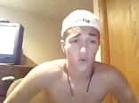 Ado mignon se branle dans une vidéo porno gay