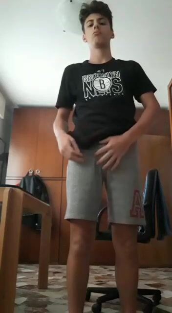 Ado mignon se déshabille intensément