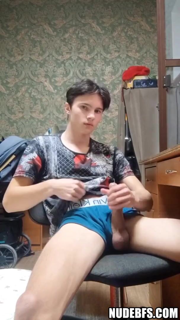 Ados à grosse bite en cam bareback en action