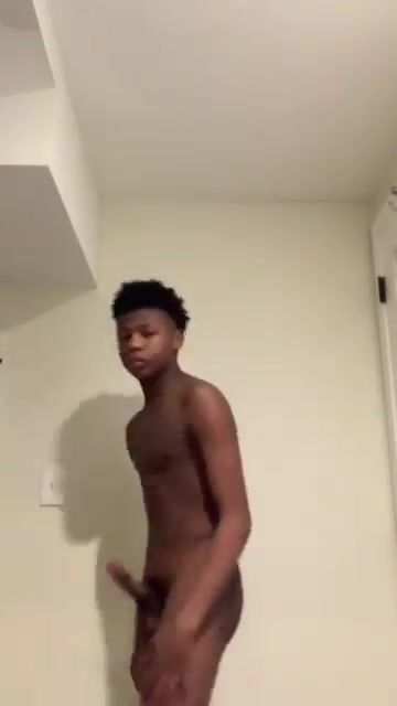 Chico negro se desnuda por completo en video muy corto