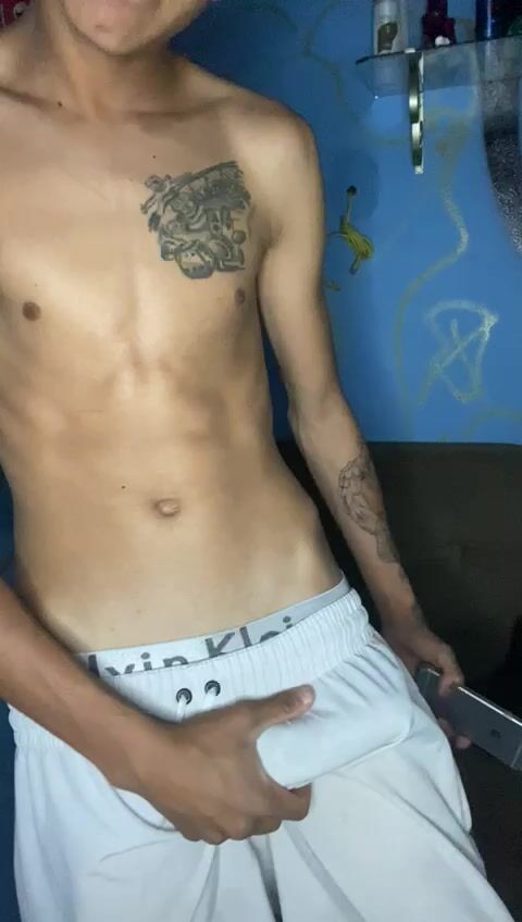 Adorável twink magro victor clesio sozinho se masturbando