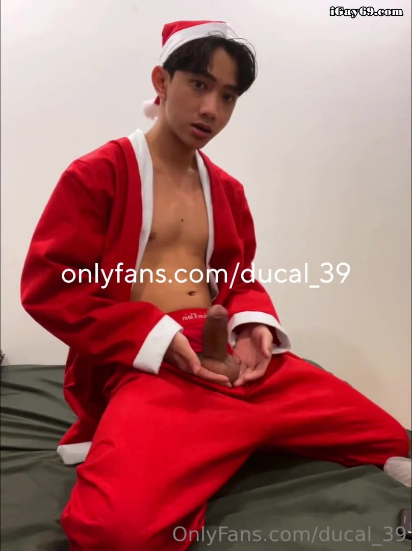 Vietnamesischer teenager feiert weihnachten 2023 früh mit einem her...