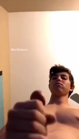Vista de baixo: punheta e gozada na câmera