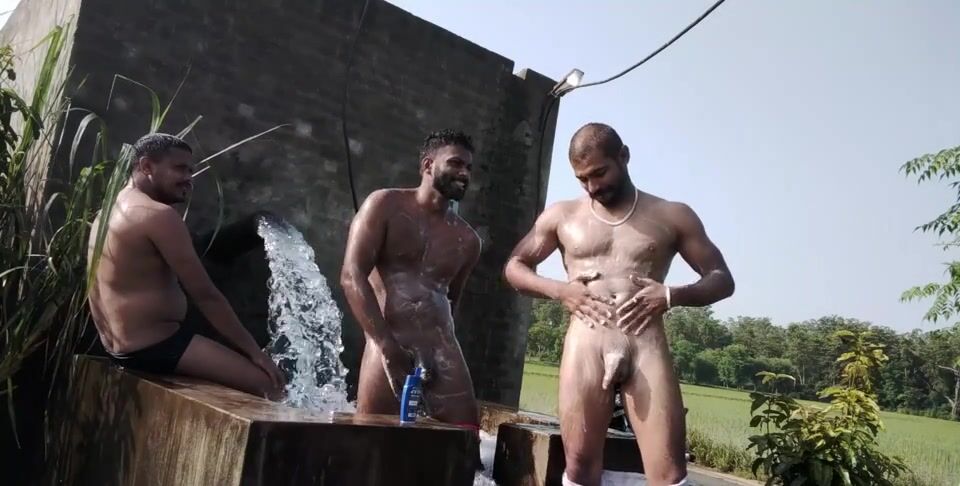 गाँव के ट्विंक मसल डैडी के लंड से खेत में बिना कंडोम के चोदे जाते हैं