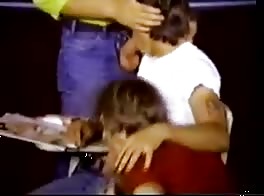 Adolescente vintage em detenção sem camisinha