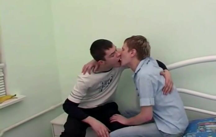 Couple d'ados vintage en action sur tube porno gay