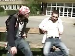 Junge anfänger bekommt vintage-schwulenporno-training