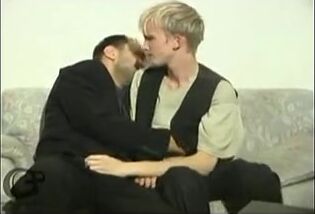 Vintage-daddy fickt blondes twink-ärschelchen ohne kondom
